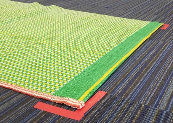 Vị trí chỗ ngủ được đánh dấu đảm bảo giãn cách, công nhân không được di chuyển chỗ ngủ của mình.