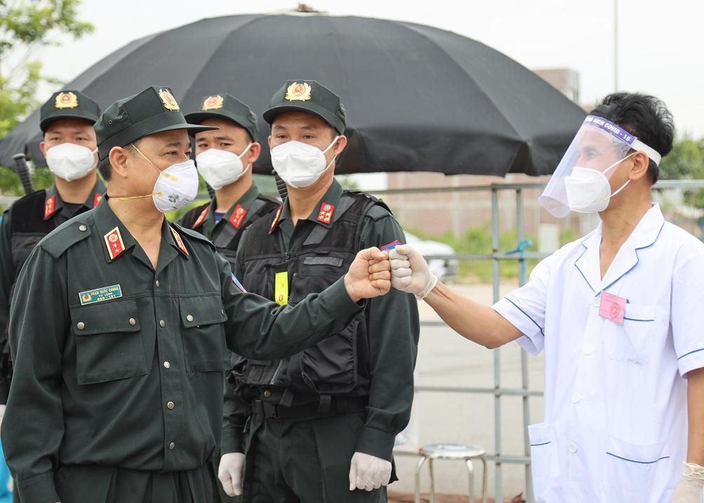 Trung tướng Phạm Quốc Cương - Tư lệnh Bộ tư lệnh Cảnh sát cơ động kiểm tra một chốt kiểm soát tại Bắc Giang vào sáng 5/6.