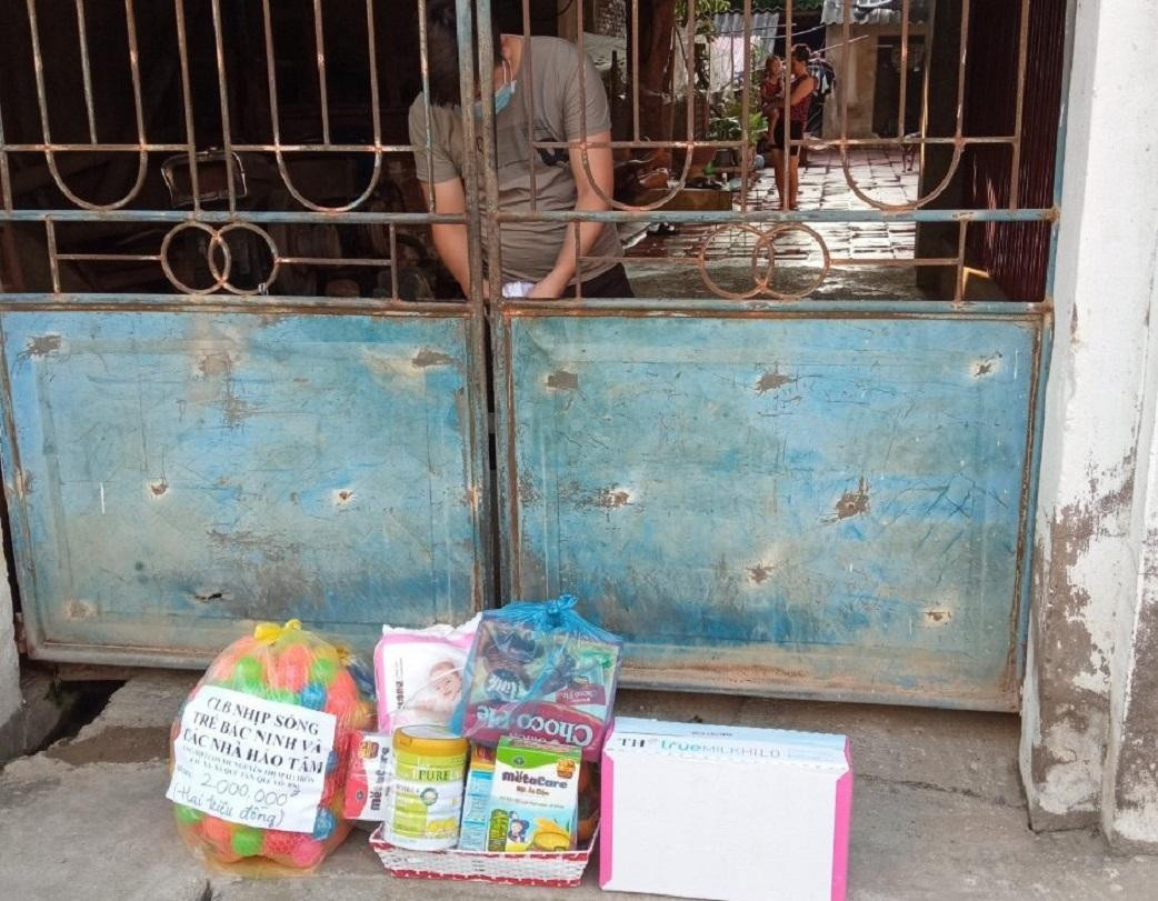 Quà của những nhà hảo tâm được đưa đến cho người phải cách ly. Trong dịp Quốc tế Thiếu nhi (1/6) vừa qua, Hội phụ nữ huyện Quế Võ cũng tặng 100 suất quà cho các cháu đang phải cách ly hoặc có bố mẹ phải đi cách ly. Quà của những nhà hảo tâm được đưa đến cho người phải cách ly. Trong dịp Quốc tế Thiếu nhi (1/6) vừa qua, Hội phụ nữ huyện Quế Võ cũng tặng 100 suất quà cho các cháu đang phải cách ly hoặc có bố mẹ phải đi cách ly.