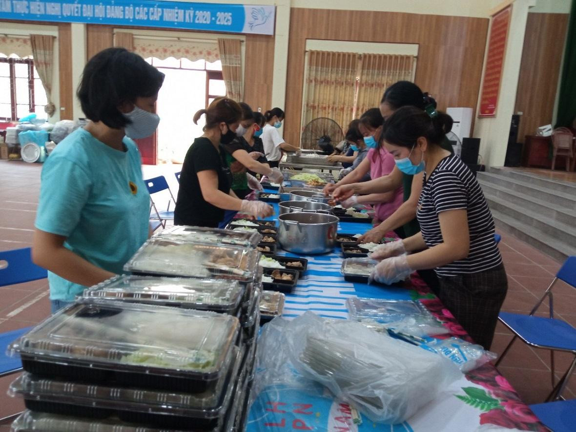 Việc hỗ trợ tại Quế Võ được thực hiện theo phương châm "khu cách ly đến đâu, phụ nữ đến nấu ăn tại đó". Việc hỗ trợ tại Quế Võ được thực hiện theo phương châm "khu cách ly đến đâu, phụ nữ đến nấu ăn tại đó".