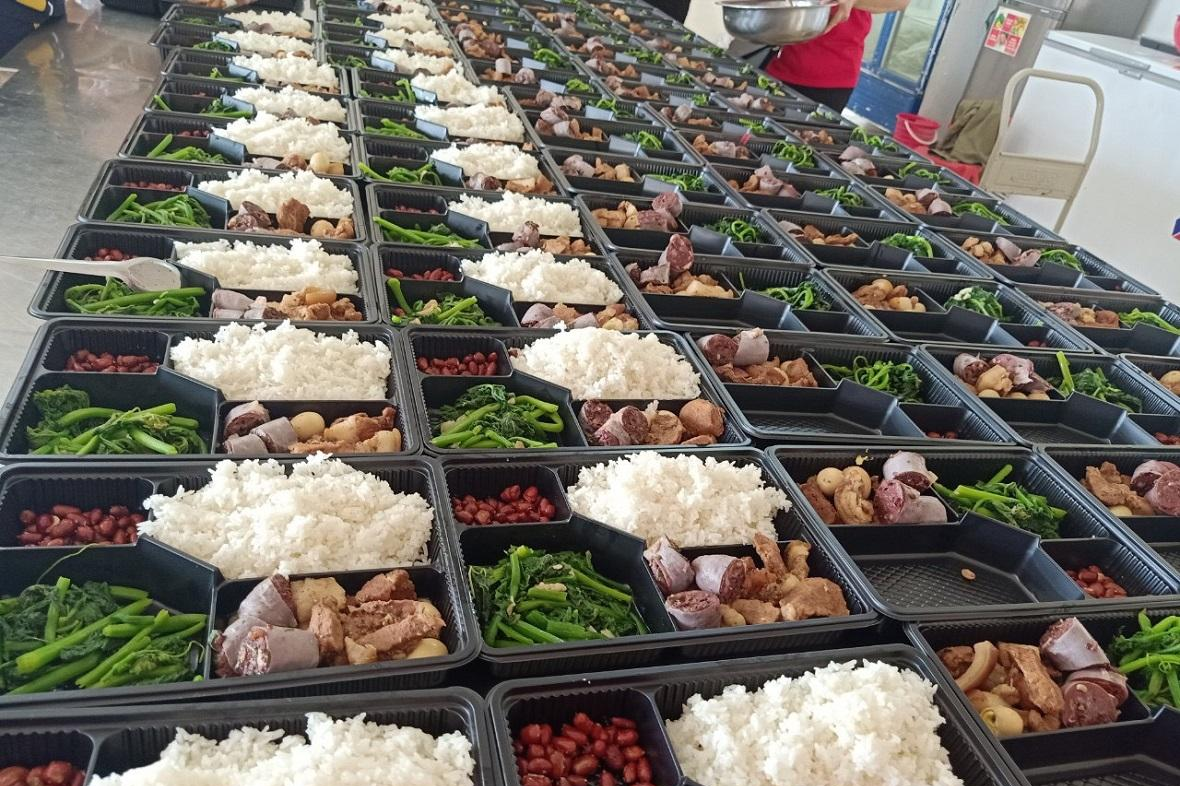 Trong tuần cao điểm vừa qua, Hội viên phụ nữ tại Quế Võ đã nấu 15.000 suất cơm và trong đó có 10.000 suất hoàn toàn miễn phí. Trong tuần cao điểm vừa qua, Hội viên phụ nữ tại Quế Võ đã nấu 15.000 suất cơm và trong đó có 10.000 suất hoàn toàn miễn phí.