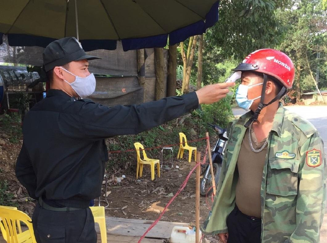 CSCĐ đo thân nhiệt cho người dân tại một chốt kiểm soát trên địa bàn huyện Sơn Động (Bắc Giang).