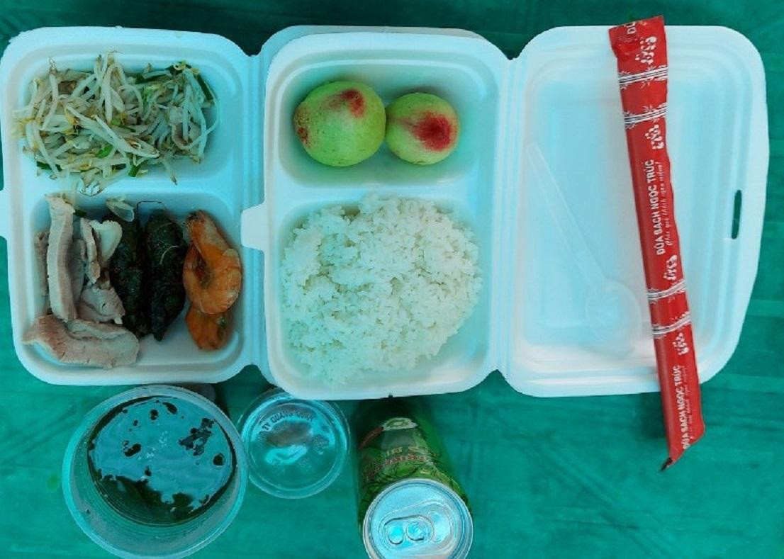 Suất cơm dành cho người cách ly được phụ nữ huyện Quế Võ chuẩn bị. Suất cơm dành cho người cách ly được phụ nữ huyện Quế Võ chuẩn bị.