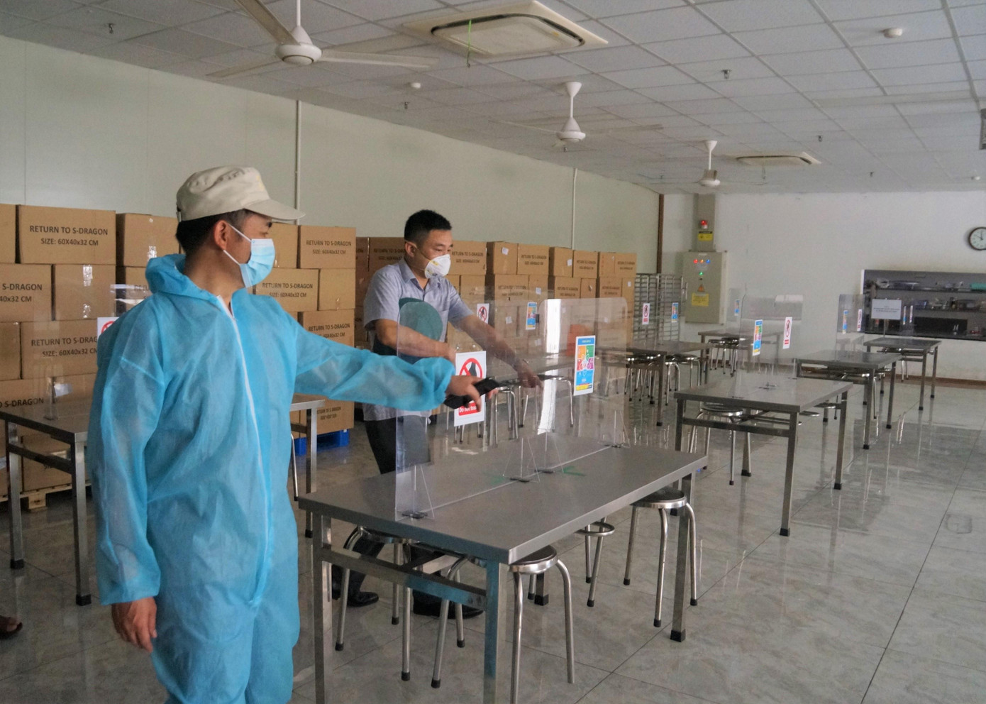 Phòng ăn của công nhân tại S-Dragon được bố trí so le, có vách ngăn để đảm bảo phòng dịch COVID-19.