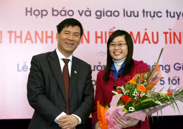 TS Nguyễn Anh Trí và sinh viên Nguyễn Hồng Nhung PGS.TS Nguyễn Anh Trí và sinh viên Nguyễn Hồng Nhung