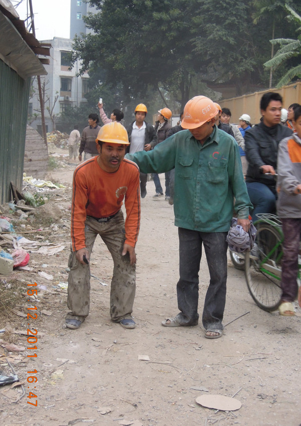 Những người thoát khỏi đám cháy kịp thời lộ rõ vẻ hoảng hốt