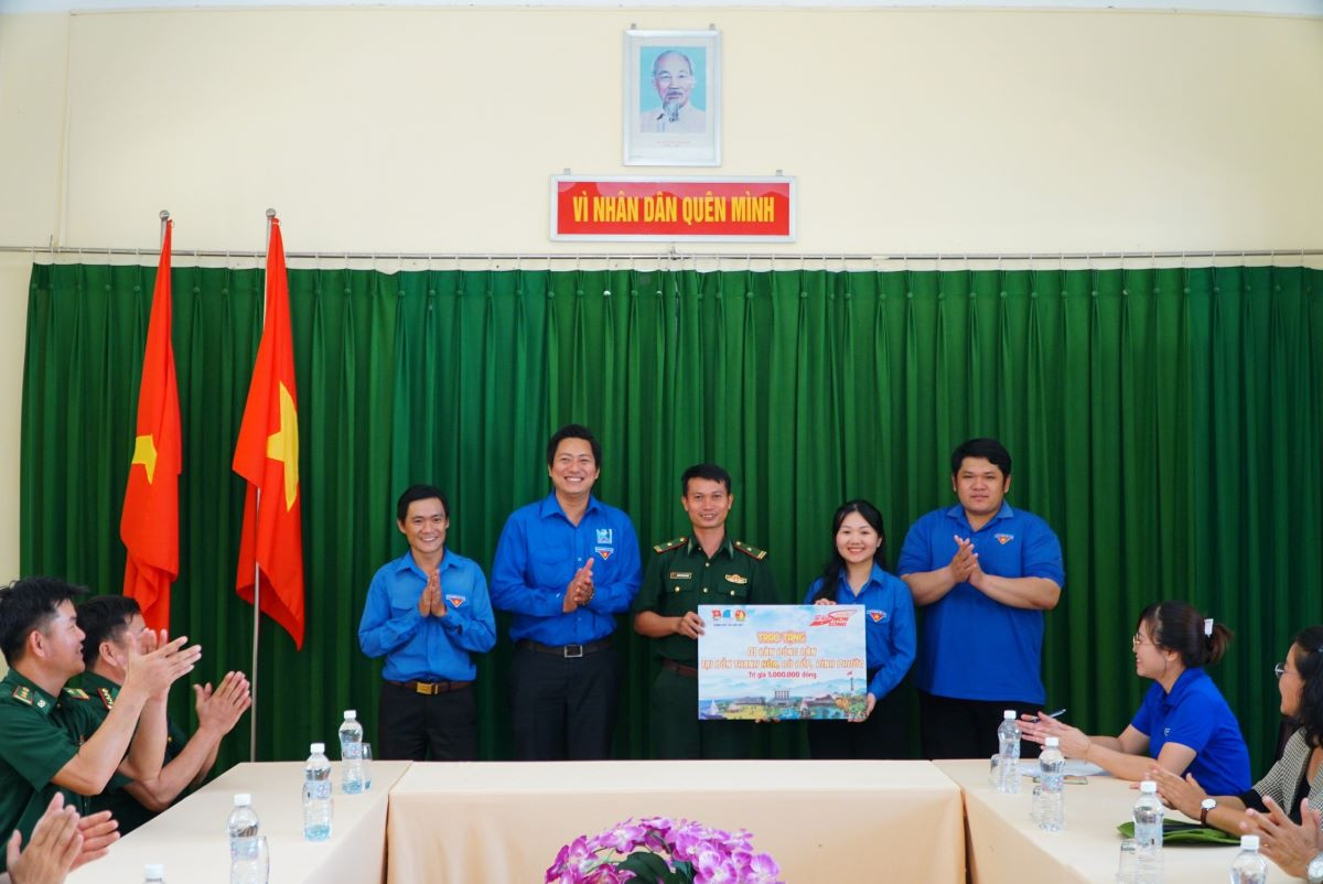 Thành Đoàn Thủ Dầu Một thăm, tặng quà Đồn Biên phòng Thanh Hòa.