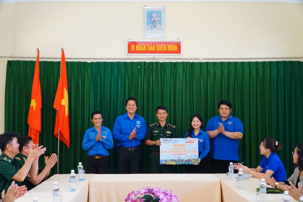 Thành Đoàn Thủ Dầu Một thăm, tặng quà Đồn Biên phòng Thanh Hòa. Thành Đoàn Thủ Dầu Một thăm, tặng quà Đồn Biên phòng Thanh Hòa.