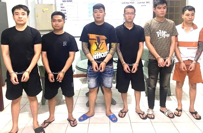 Trần Văn Mạnh (ngoài cùng bìa trái) được xác định là kẻ cầm đầu đường dây cho vay nặng lãi. Trần Văn Mạnh (ngoài cùng bìa trái) được xác định là kẻ cầm đầu đường dây cho vay nặng lãi.