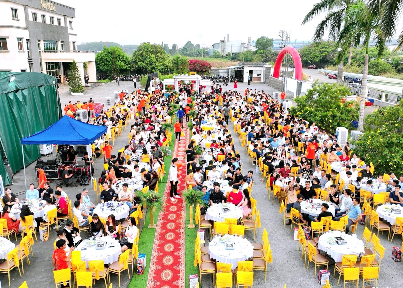 Doanh nghiệp đãi tiệc lớn cho công nhân.