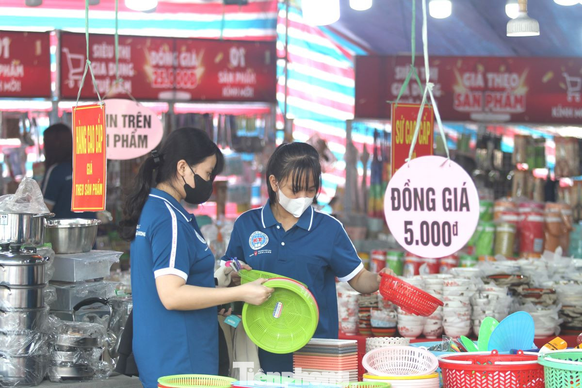 Các bạn sinh viên mua hàng giá rẻ trong chương trình.