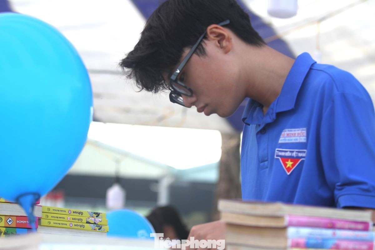 Sinh viên chăm chú đọc sách.