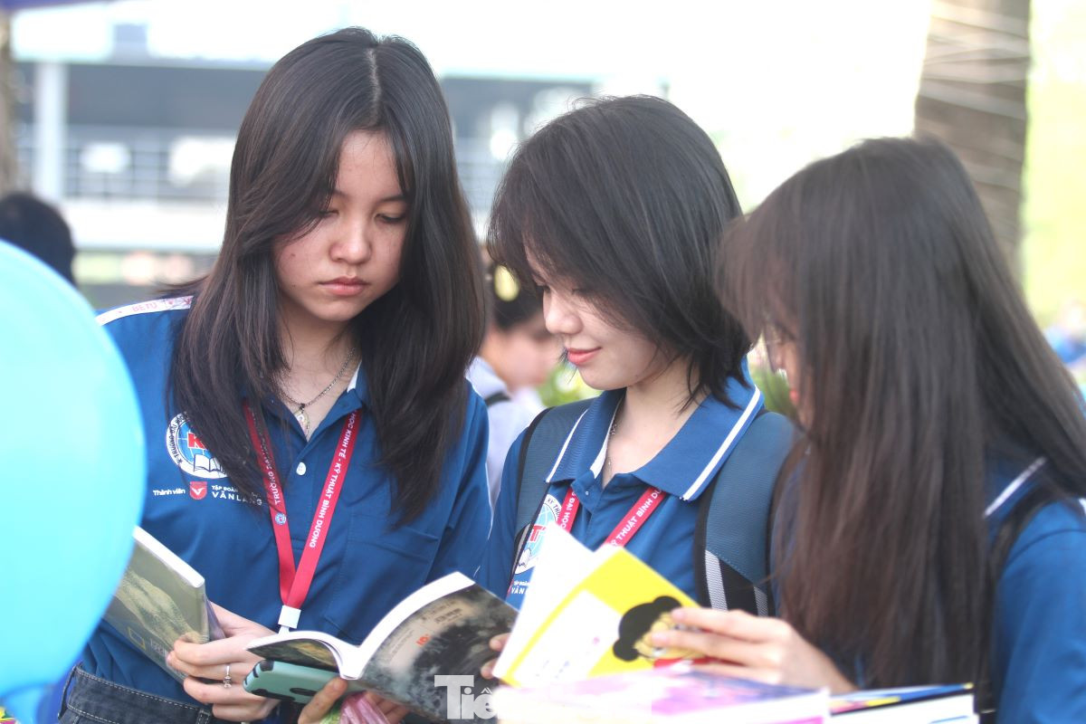 Hội sách tuổi trẻ nhằm giúp các em học sinh, sinh viên làm quen với văn hóa đọc.