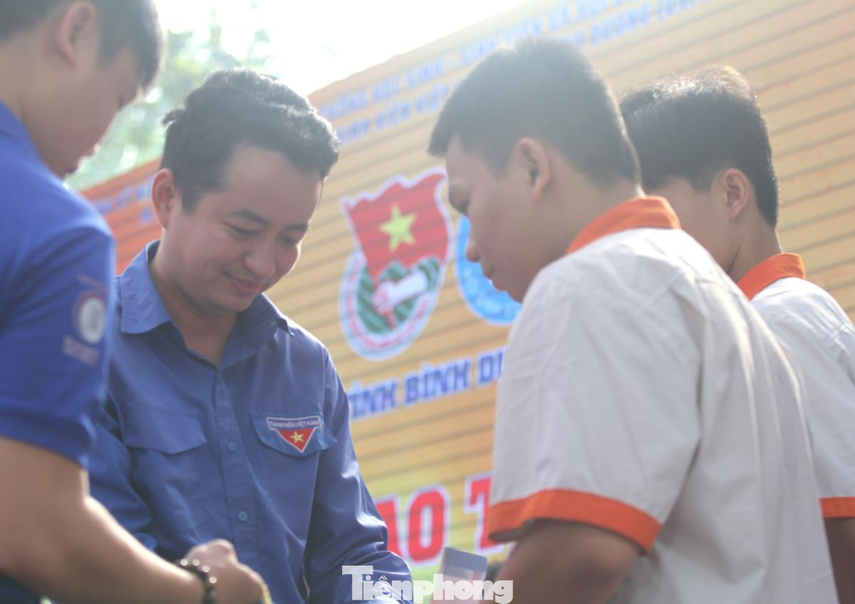Anh Lê Tuấn Anh - Phó Bí thư Thường trực Tỉnh Đoàn, Chủ tịch Hội Sinh viên Việt Nam tỉnh Bình Dương trao học bổng cho sinh viên có hoàn cảnh khó khăn, học giỏi.