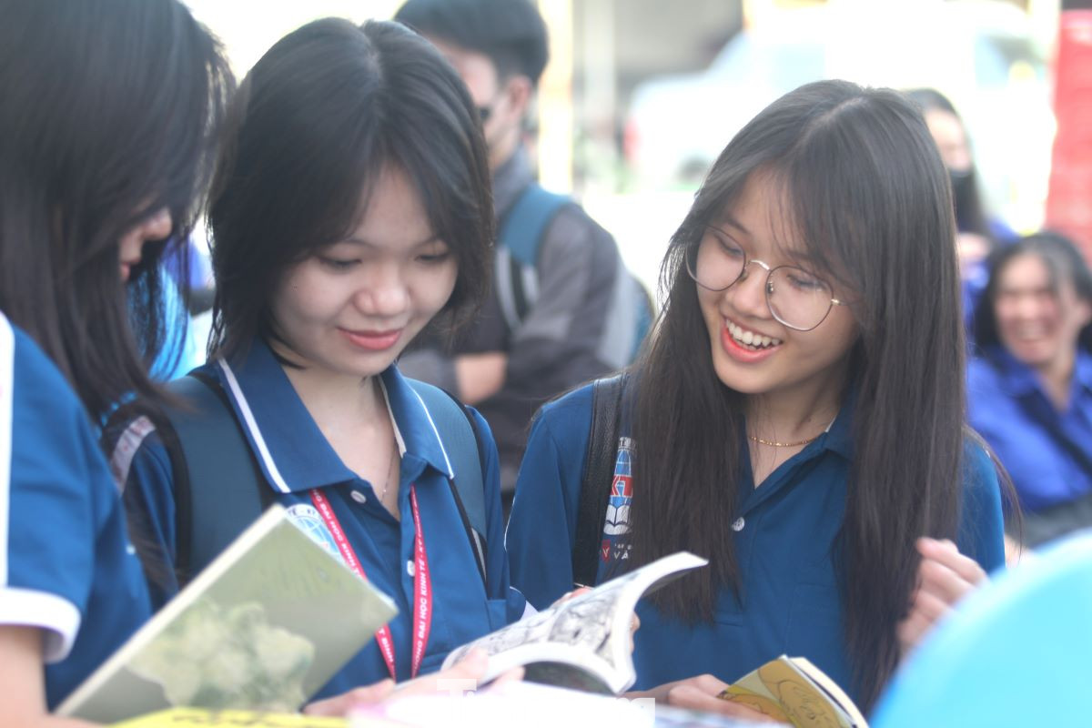 Sinh viên thích thú khi đến với Hội sách tuổi trẻ.