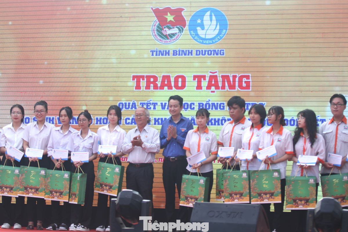 Trao học bổng cho các em sinh viên có hoàn cảnh khó khăn, nỗ lực học giỏi.
