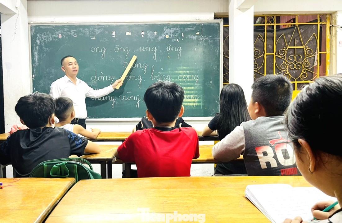 Tận dụng khuôn viên trong ngôi miếu cổ, anh Đỗ Thiện Thành dạy học cho trẻ em có hoàn cảnh khó khăn. Tận dụng khuôn viên trong ngôi miếu cổ, anh Đỗ Thiện Thành dạy học cho trẻ em có hoàn cảnh khó khăn.