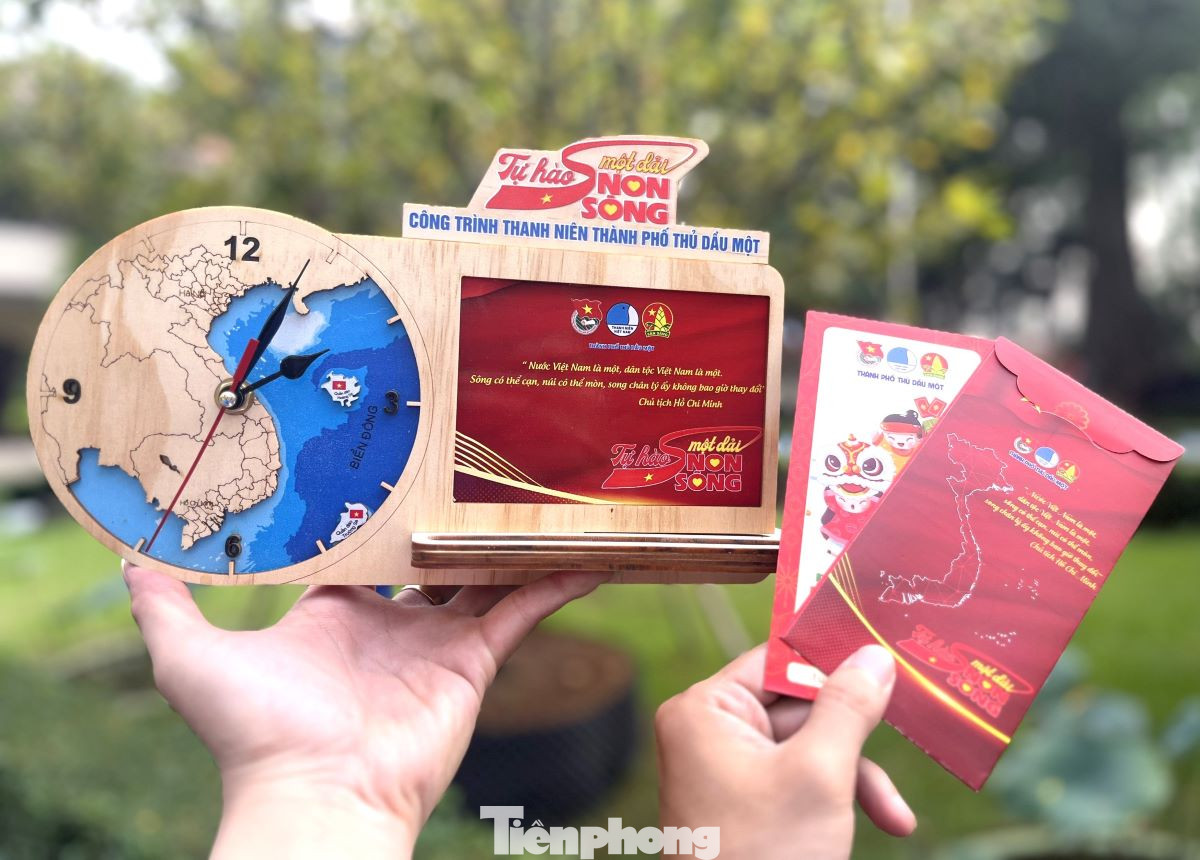Bộ sản phẩm phong bao lì xì và đồng hồ để bàn thiết kế độc đáo in hình bản đồ Việt Nam. Sản phẩm được dùng làm quà tặng cho cán bộ, đoàn viên, thanh niên trên địa bàn thành phố Thủ Dầu Một nhân dịp Tết nguyên đán 2024.