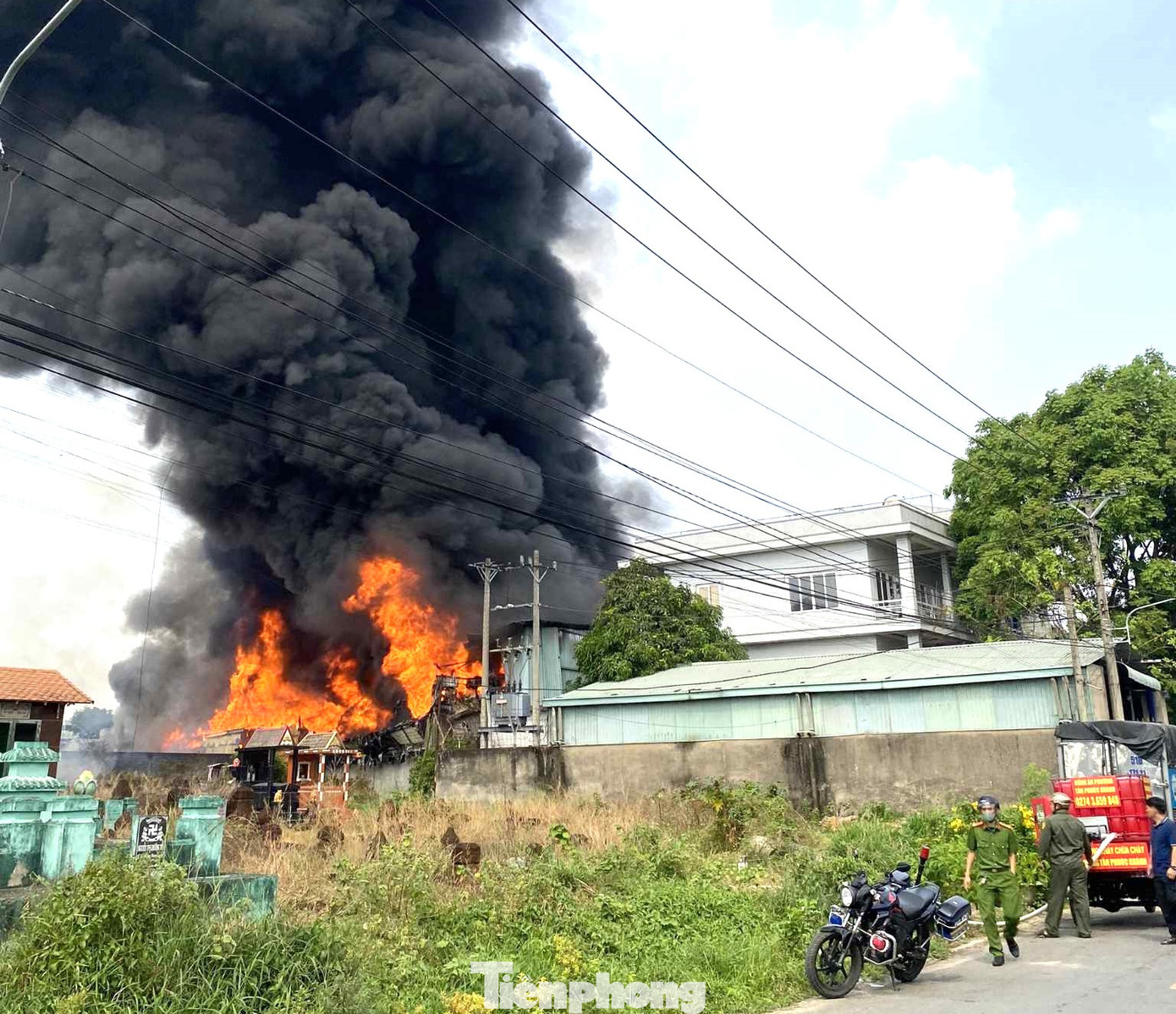 Lực lượng chức năng tiếp cận hiện trường đám cháy.