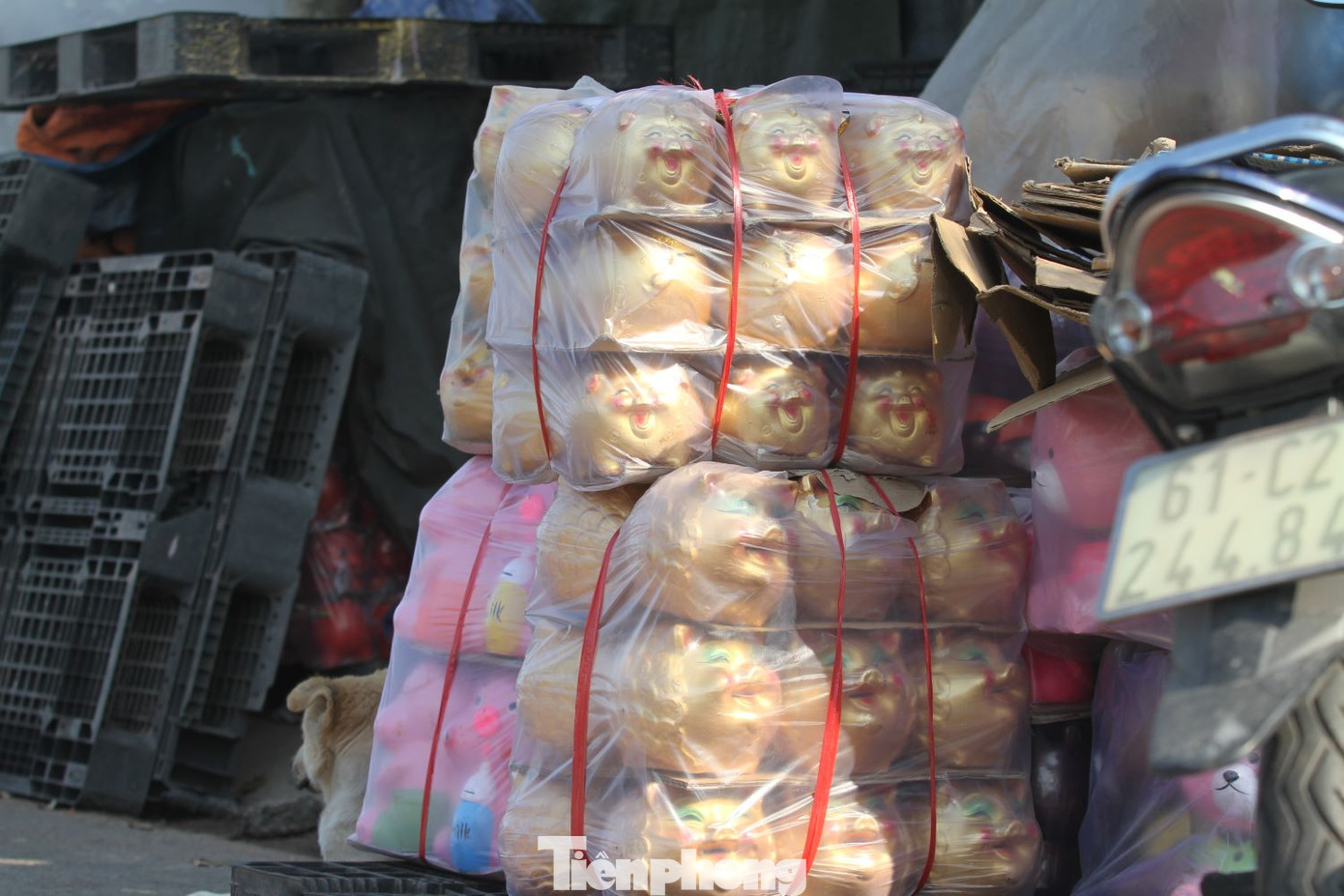 Bà Lan, một hộ dân làm nghề heo đất lâu năm tại phường Tân Phước Khánh (thành phố Tân Uyên) cho biết, năm nay sản phẩm bán khá chậm nhưng cơ sở làm heo đất của nhà bà vẫn luôn “giữ lửa” bám nghề, vừa tạo việc làm cho gia đình, vừa giữ gìn nghề truyền thống của cha ông để lại. Bà Lan, một hộ dân làm nghề heo đất lâu năm tại phường Tân Phước Khánh (thành phố Tân Uyên) cho biết, năm nay sản phẩm bán khá chậm nhưng cơ sở làm heo đất của nhà bà vẫn luôn “giữ lửa” bám nghề, vừa tạo việc làm cho gia đình, vừa giữ gìn nghề truyền thống của cha ông để lại.