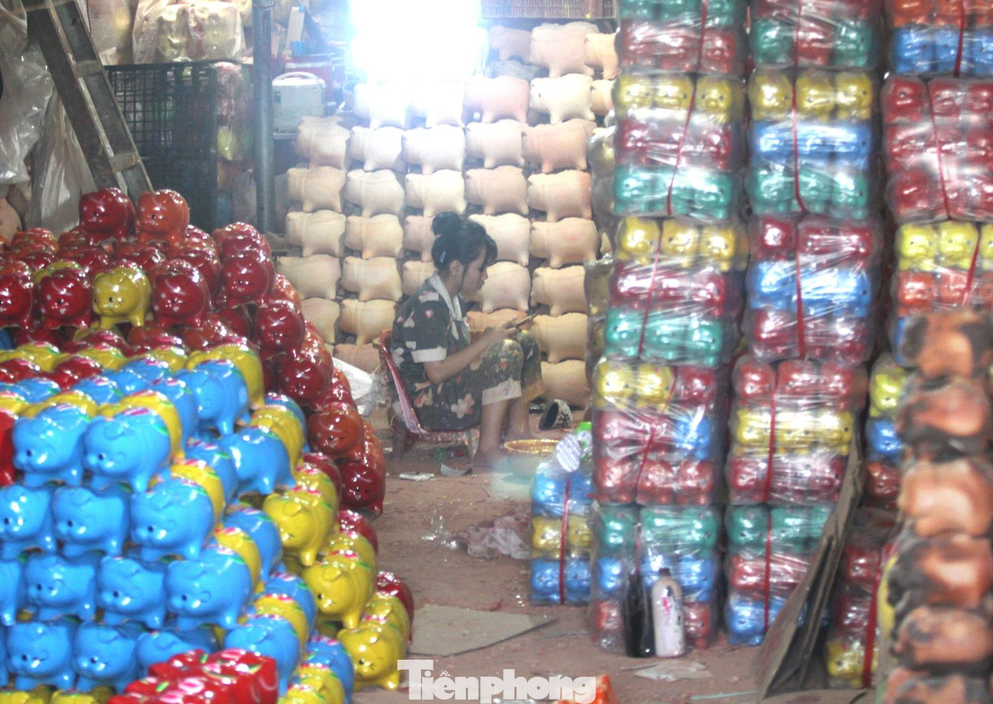 Làng làm heo đất ở Lái Thiêu (thành phố Thuận An, tỉnh Bình Dương) ra đời cách đây nửa thế kỷ. Cho đến nay, dù số hộ theo nghề đã vơi đi nhưng nét đẹp truyền thống của làng nghề vẫn được bảo toàn nguyên vẹn. Những hộ bám theo nghề vẫn miệt mài vật lộn với con heo bỏ ống. Làng làm heo đất ở Lái Thiêu (thành phố Thuận An, tỉnh Bình Dương) ra đời cách đây nửa thế kỷ. Cho đến nay, dù số hộ theo nghề đã vơi đi nhưng nét đẹp truyền thống của làng nghề vẫn được bảo toàn nguyên vẹn. Những hộ bám theo nghề vẫn miệt mài vật lộn với con heo bỏ ống.