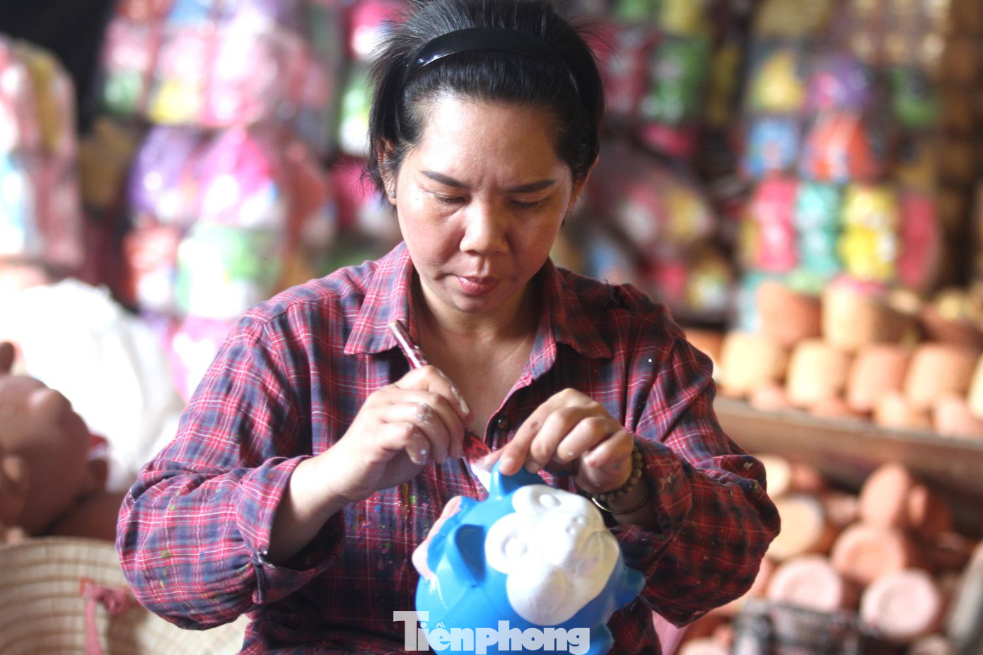 Từ nguồn nguyên liệu đất sẵn có và bàn tay khéo léo những người đã tạo ra những chú heo đất, rồng, cá vàng, doremon, thiên nga, bồ câu… ngộ nghĩnh đáng yêu, món đồ chơi gắn liền với tuổi thơ của biết bao đứa trẻ. Từ nguồn nguyên liệu đất sẵn có và bàn tay khéo léo những người đã tạo ra những chú heo đất, rồng, cá vàng, doremon, thiên nga, bồ câu… ngộ nghĩnh đáng yêu, món đồ chơi gắn liền với tuổi thơ của biết bao đứa trẻ.