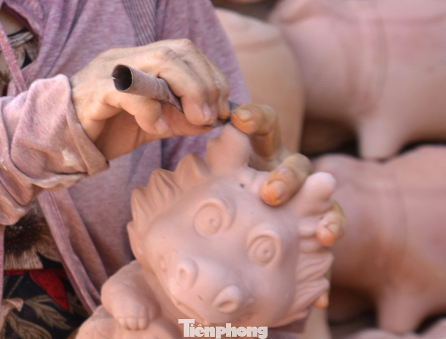 Tại tỉnh Bình Dương, nghề heo đất không chỉ có ở phường Lái Thiêu (thành phố Thuận An) mà tại phường Tân Phước Khánh (thành phố Tân Uyên) cũng có từ lâu đời và “giữ lửa” nghề cho đến nay. Tại tỉnh Bình Dương, nghề heo đất không chỉ có ở phường Lái Thiêu (thành phố Thuận An) mà tại phường Tân Phước Khánh (thành phố Tân Uyên) cũng có từ lâu đời và “giữ lửa” nghề cho đến nay.