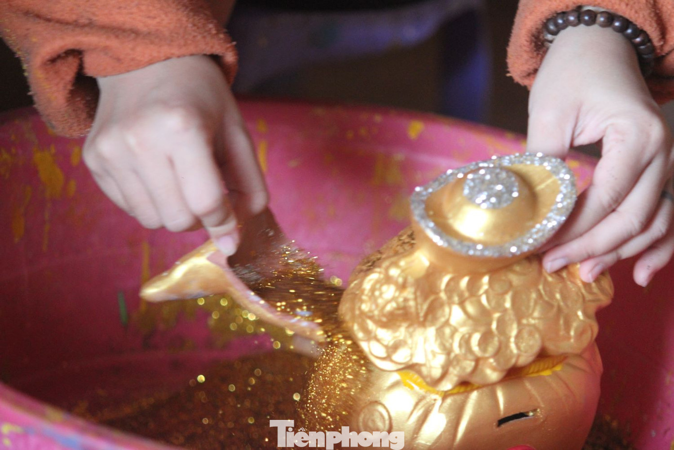 Heo đất được mạ vàng, trang điểm bằng kim tuyến. Heo đất được mạ vàng, trang điểm bằng kim tuyến.