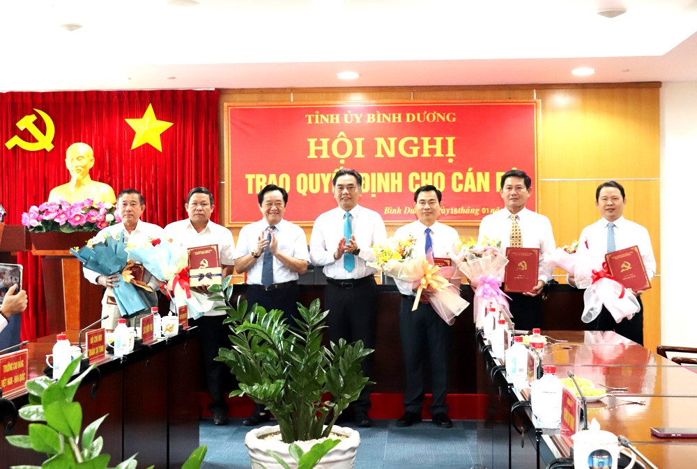 Phó Bí thư Thường trực Tỉnh ủy Bình Dương Nguyễn Hoàng Thao (thứ ba từ trái sang) và ông Nguyễn Lộc Hà, Phó chủ tịch UBND tỉnh Bình Dương (thứ tư từ trái sang) trao các quyết định bổ nhiệm cán bộ. Ảnh: Phương Chi