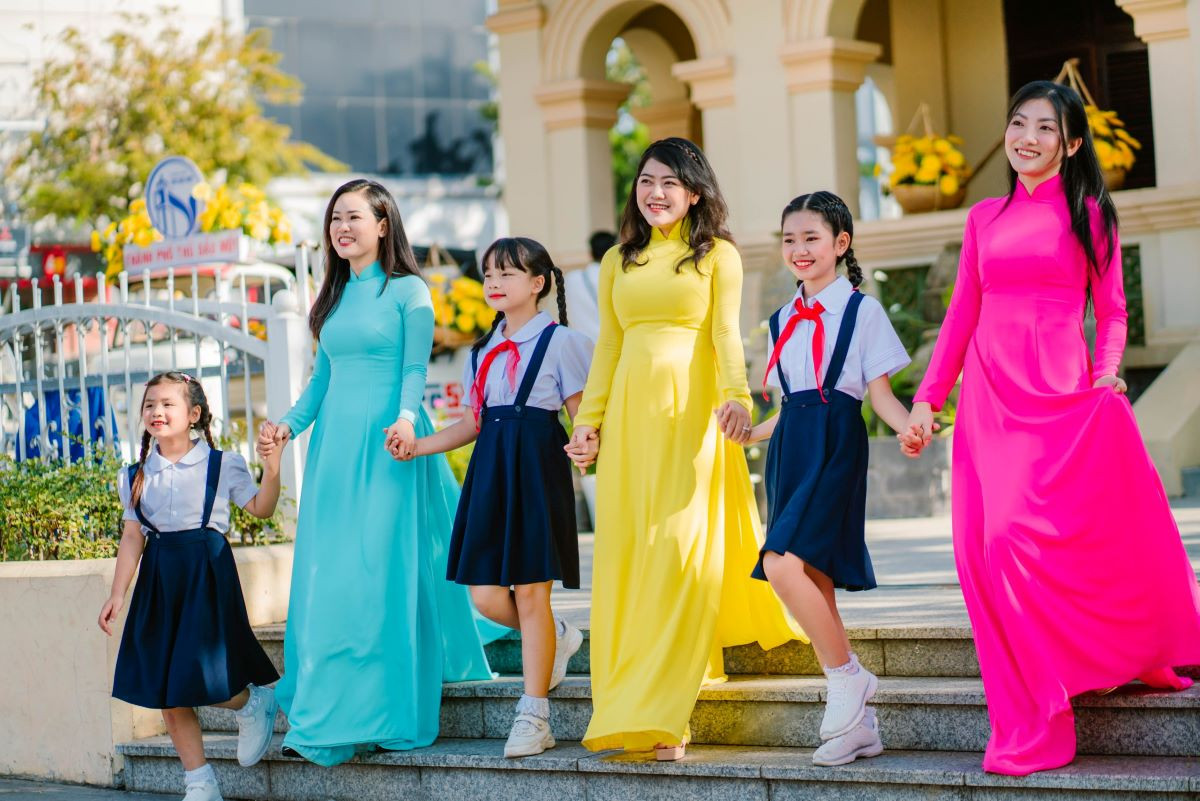 Giáo viên và học sinh đến Nhà truyền thống Thủ Dầu Một chụp ảnh.