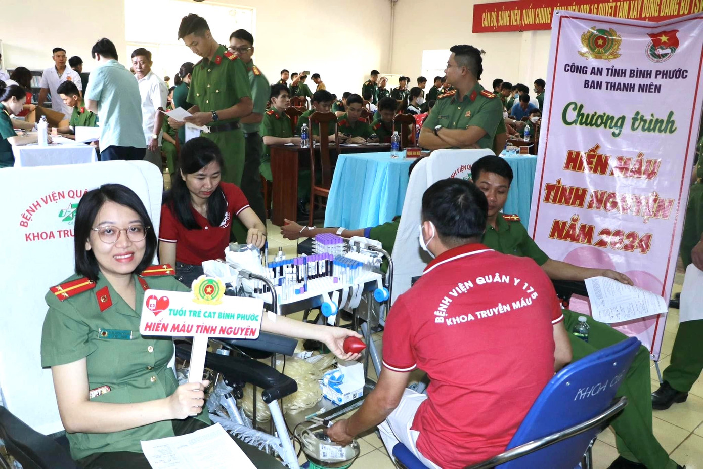 Cán bộ, chiến sĩ Công an tỉnh Bình Phước hiến máu cứu người.