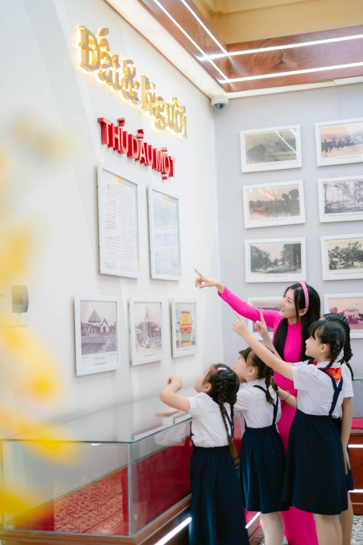 Giới trẻ thăm quan Nhà truyền thống Thủ Dầu Một.