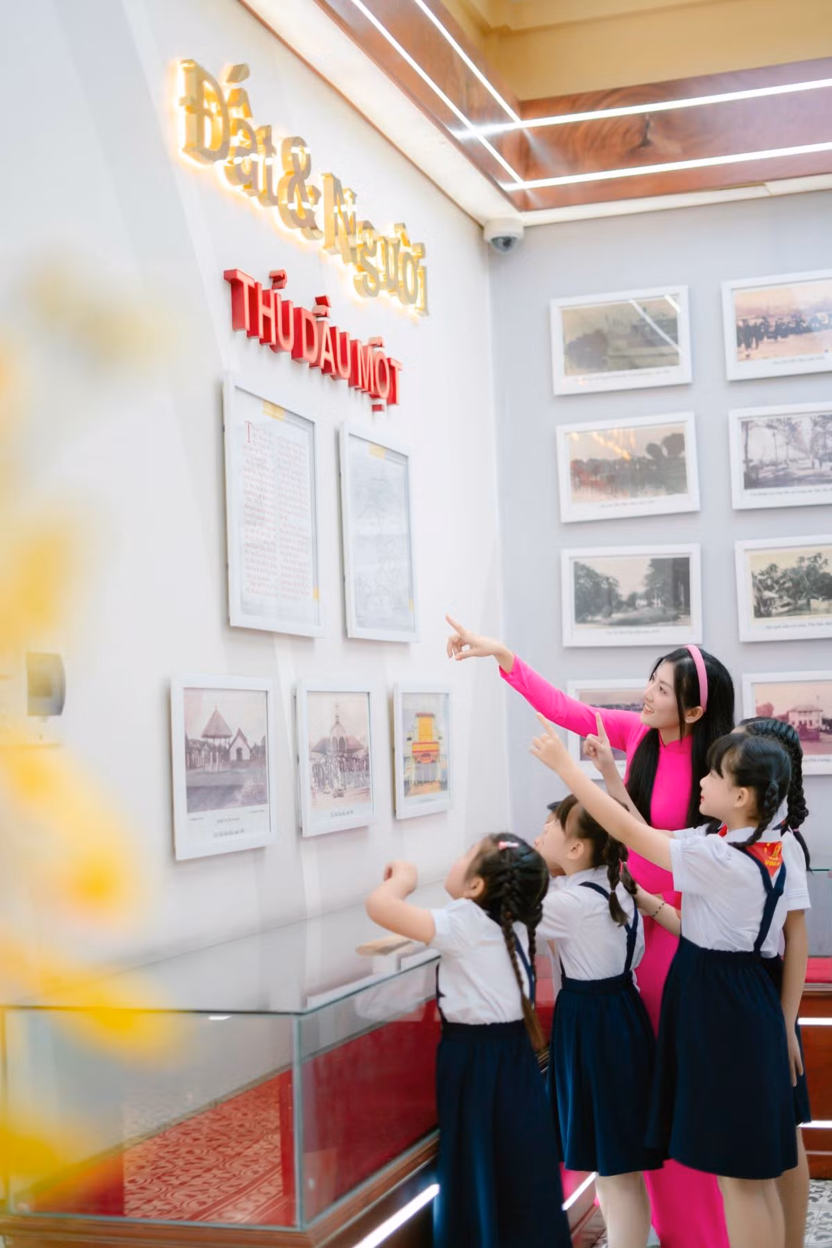 Giới trẻ thăm quan Nhà truyền thống Thủ Dầu Một.
