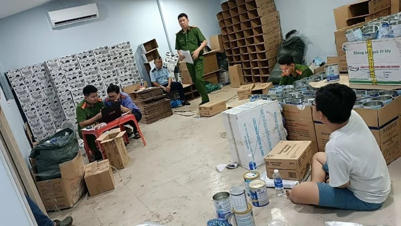 Lực lượng chức năng kiểm kê tang vật tại kho hàng của Vũ Thành Công.