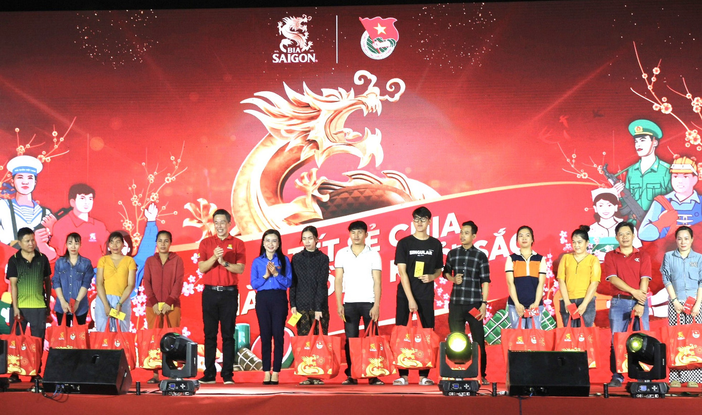 Chị Nguyễn Phạm Duy Trang - Bí thư T.Ư Đoàn, Chủ tịch Hội đồng Đội T.Ư và ông Lester Tan - Tổng Giám đốc Tổng Công ty Cổ phần Bia - Rượu - Nước giải khát Sài Gòn tặng quà cho công nhân lao động.