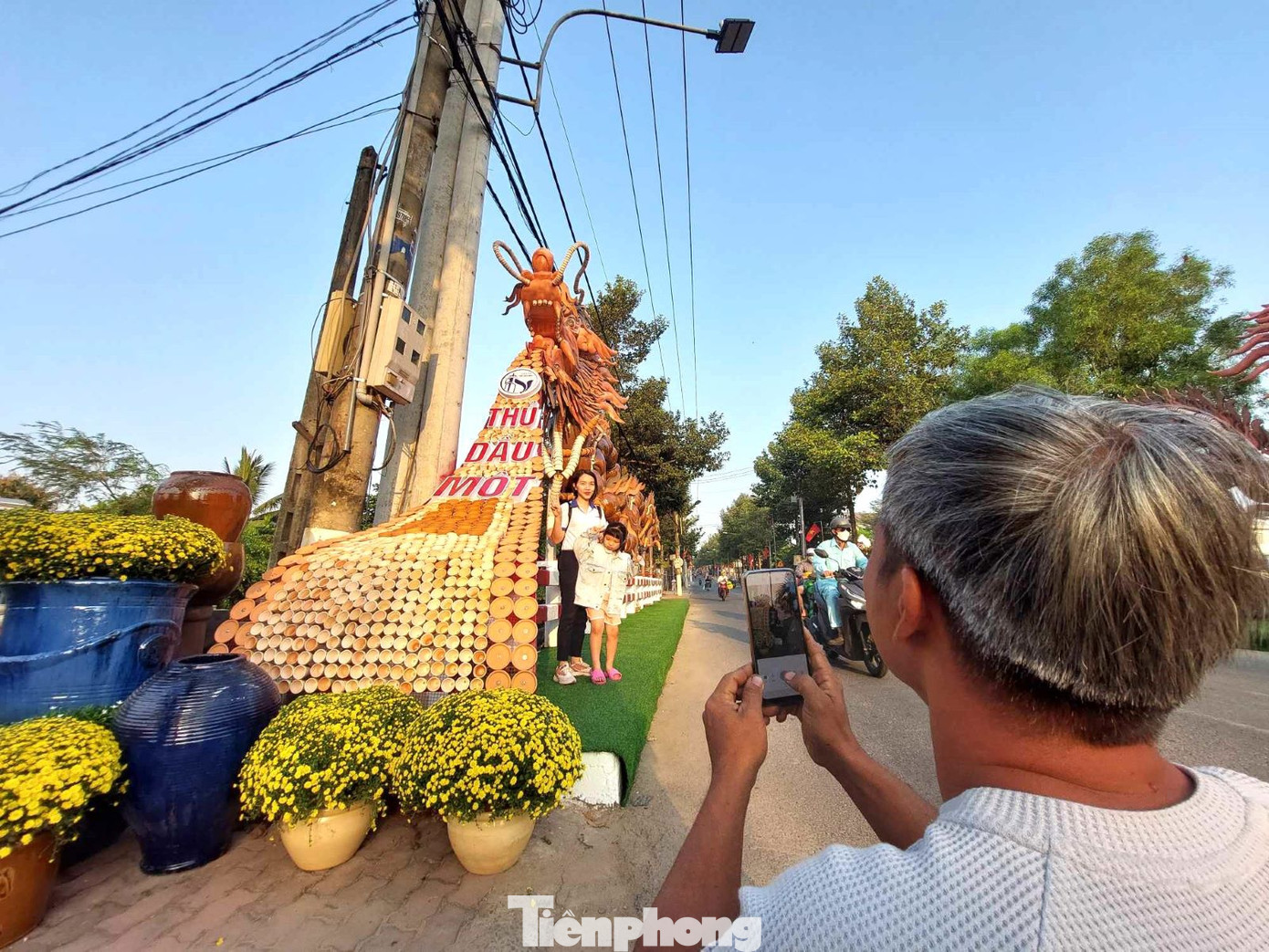 Từ sáng sớm, người dân đã tới cặp rồng để check - in.