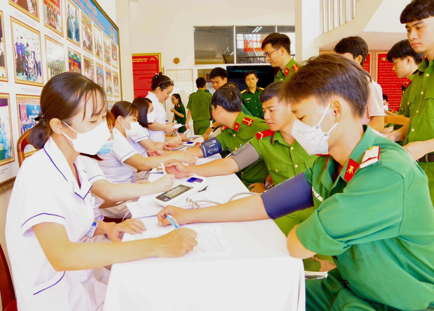 Chiến sĩ trẻ tham gia hiến máu tình nguyện.