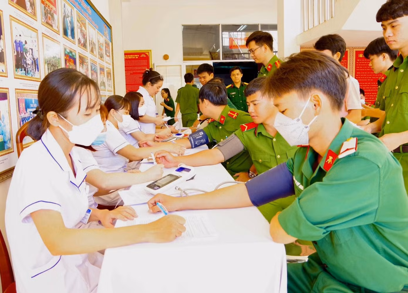Chiến sĩ trẻ tham gia hiến máu tình nguyện.