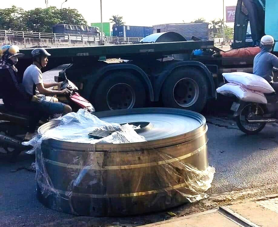 Cuộn tôn lao xuống đường.