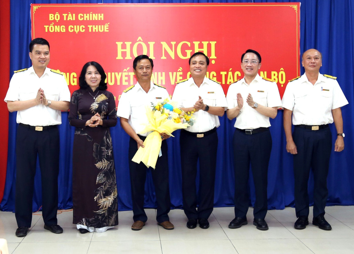 Bà Nguyễn Minh Thủy, Trưởng Ban Tổ chức Tỉnh ủy Bình Dương và lãnh đạo Cục Thuế tỉnh Bình Dương chúc mừng ông Nguyễn Văn Thành. Bà Nguyễn Minh Thủy, Trưởng Ban Tổ chức Tỉnh ủy Bình Dương và lãnh đạo Cục Thuế tỉnh Bình Dương chúc mừng ông Nguyễn Văn Thành.