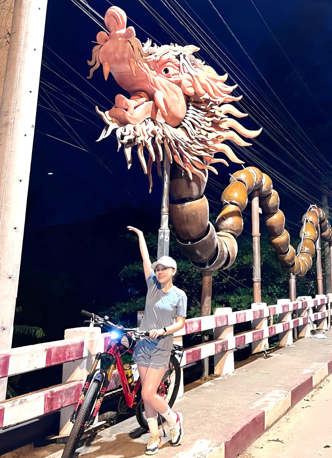 Dù linh vật rồng chưa được thi công hoàn chỉnh, nhưng đã thu hút người dân. Nhiều người dân địa phương đi thể dục buổi sáng đã dừng lại để check-in. Dù linh vật rồng chưa được thi công hoàn chỉnh, nhưng đã thu hút người dân. Nhiều người dân địa phương đi thể dục buổi sáng đã dừng lại để check-in.