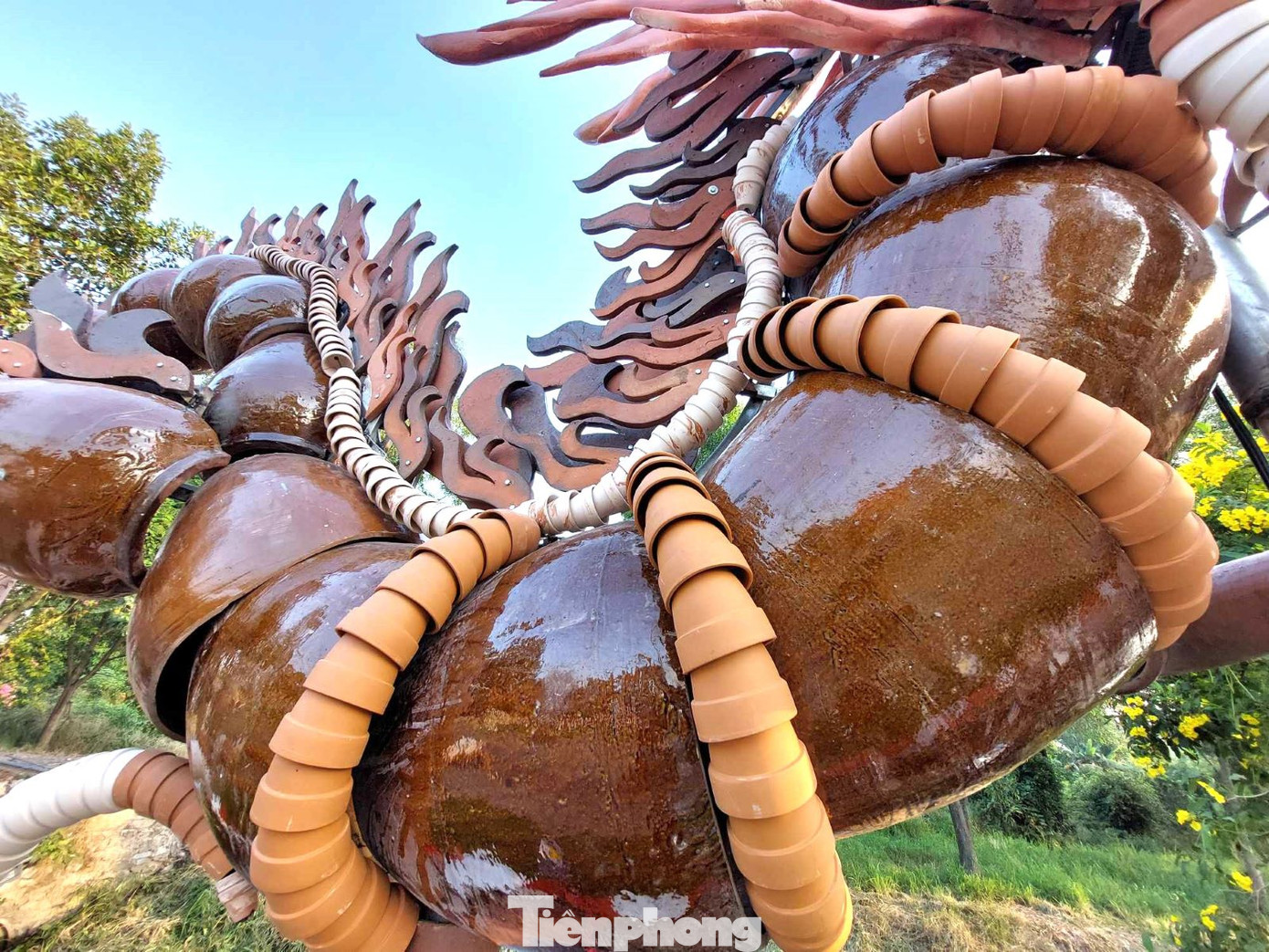 Ngoài ra, có nhiều chi tiết để tạo nên một con rồng hoàn chỉnh cũng được dùng bằng gốm, loại đất sét được nung lên.