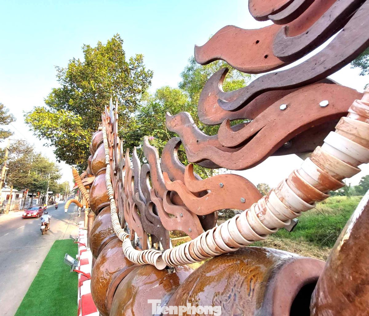 Theo tìm hiểu của phóng viên, ông Tám, chủ cơ sở lò lu ở phường Tương Bình Hiệp là người tài trợ toàn bộ số lu, hủ để thực hiện cặp rồng ấn tượng này. Cơ sở lò lu gia truyền của ông Tám có tuổi đời hơn 160 năm.