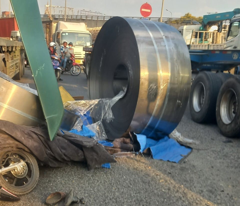 Cuộn tôn trên xe đầu kéo lao xuống đường khiến người đi đường hoảng hồn.