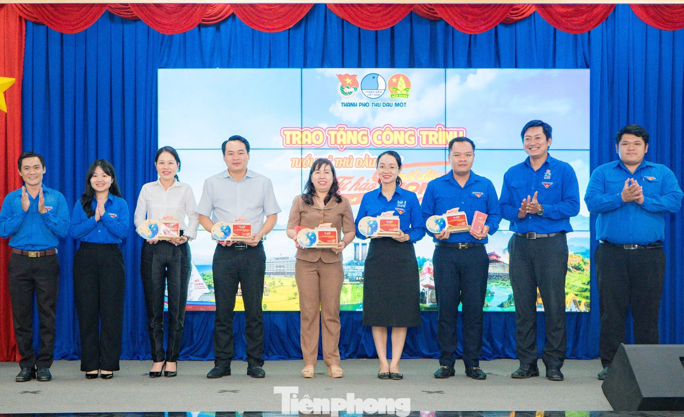 Thành Đoàn Thủ Dầu Một tặng bộ sản phẩm cho lãnh đạo Tỉnh Đoàn Bình Dương và thành phố Thủ Dầu Một.