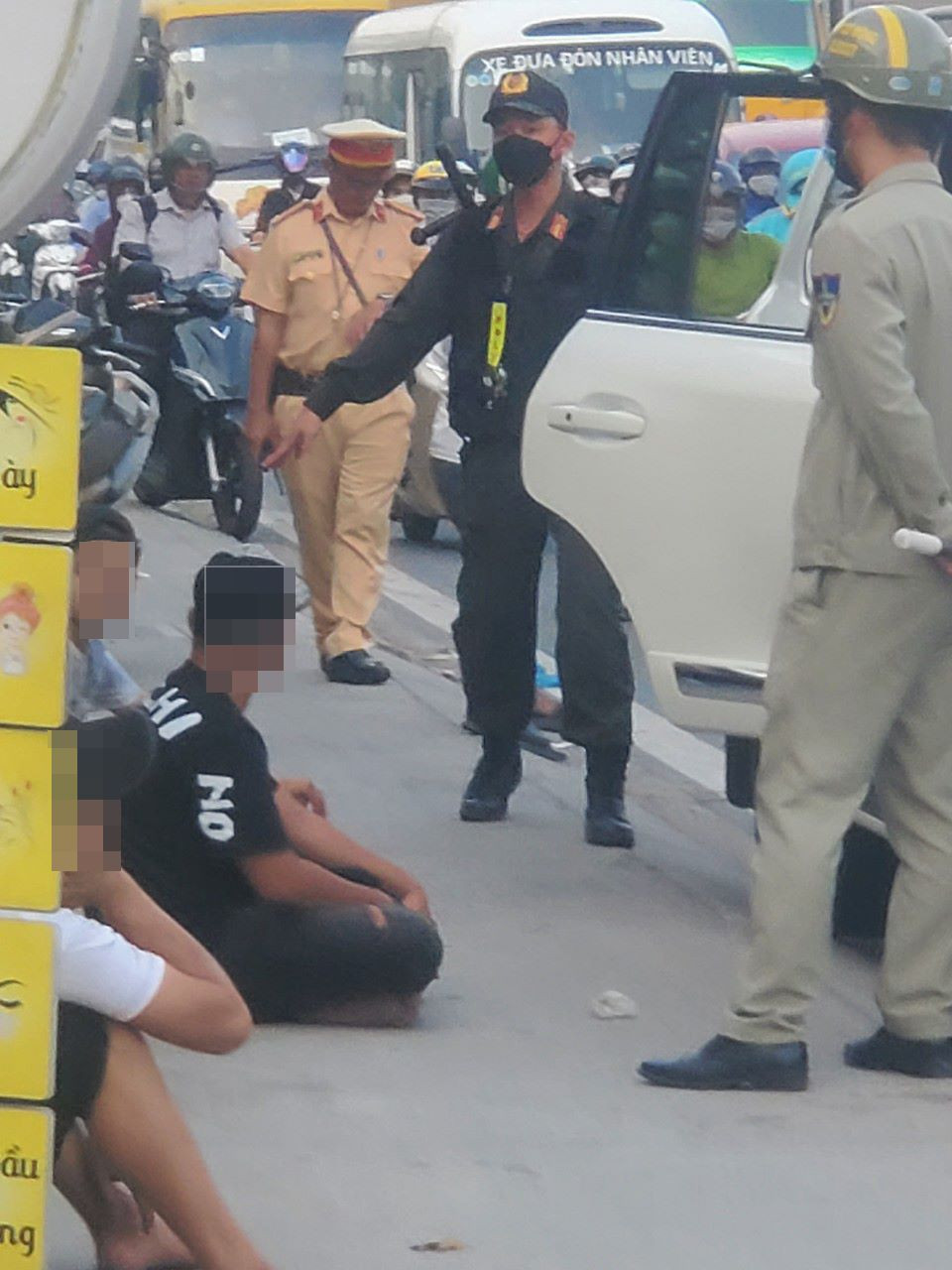 Công an phát hiện trên xe có một nam thanh niên bị trói tay Công an phát hiện trên xe có một nam thanh niên bị trói tay