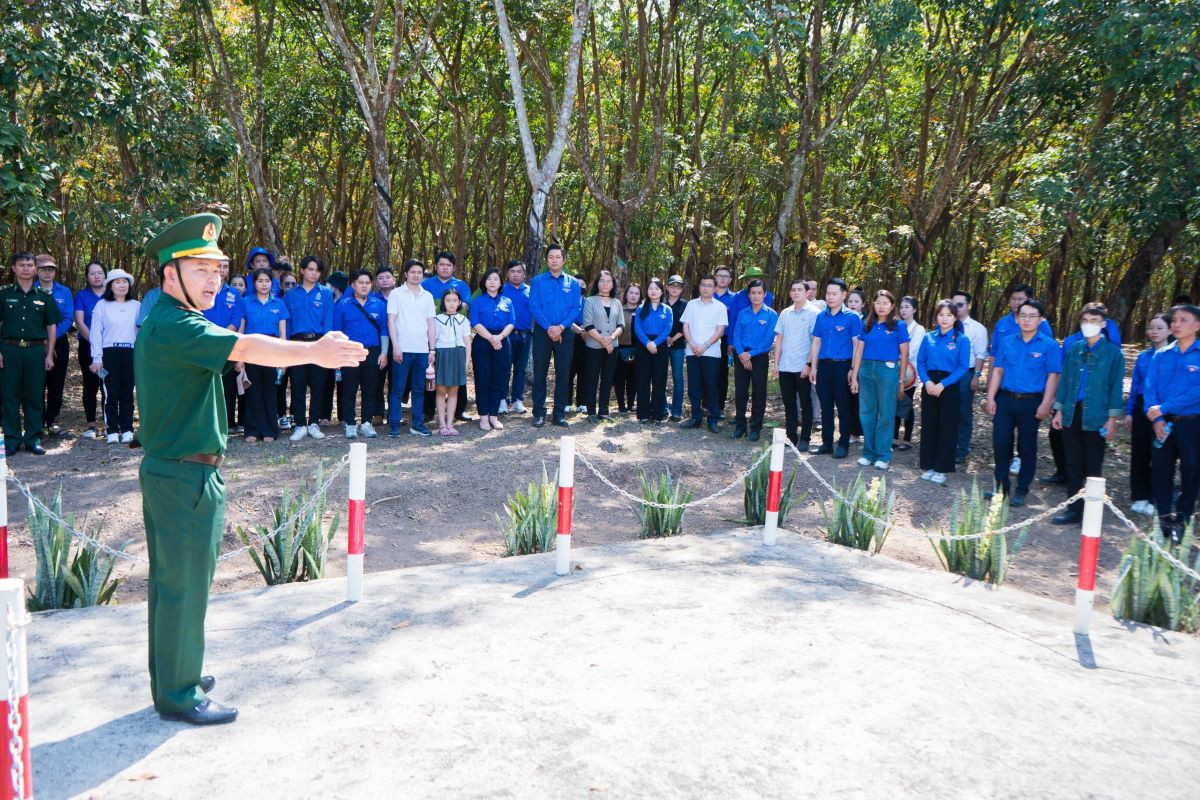 Tuổi trẻ Thủ Dầu Một tham quan đồn và cột mốc biên giới số 65/29.