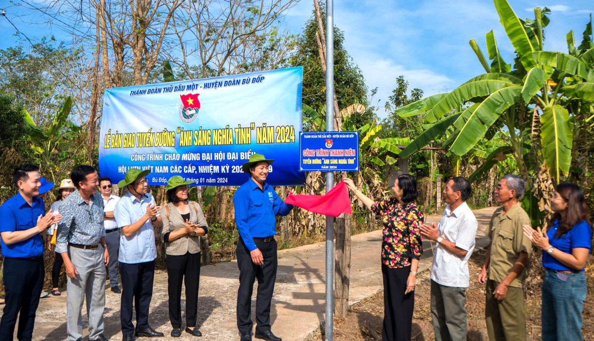 Trao tặng công trình “Ánh sáng nghĩa tình” với 10 đèn năng lượng mặt trời.