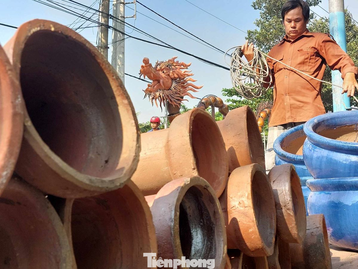 Linh vật rồng được nhiều địa phương thực hiện để chào đón Xuân Giáp Thìn 2024, nhưng hình ảnh song Long tại Bình Dương được xem là độc đáo nhất. Chất liệu để thi công song Long hoàn toàn bằng gốm sứ, đặc trưng của làng nghề truyền thống nổi tiếng tại Bình Dương. Linh vật rồng được nhiều địa phương thực hiện để chào đón Xuân Giáp Thìn 2024, nhưng hình ảnh song Long tại Bình Dương được xem là độc đáo nhất. Chất liệu để thi công song Long hoàn toàn bằng gốm sứ, đặc trưng của làng nghề truyền thống nổi tiếng tại Bình Dương.