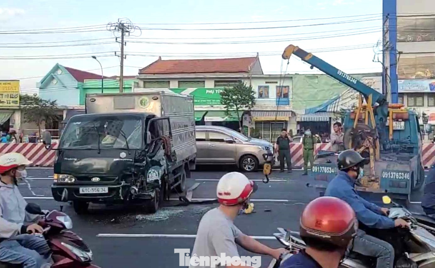 Chiếc xe tải được cẩu lên và di dời khỏi hiện trường